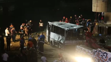 Yolcu otobüsünün dere yatağına devrildi, 18 kişi boğuldu