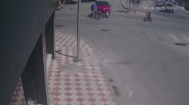 Kazada yere düştü, öfkelenip otomobilin camına ve dikiz aynasına yumruk attı