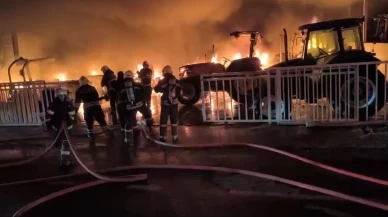 Diyarbakır'da çııkan yangında 3 dükkan, 22 traktör yandı