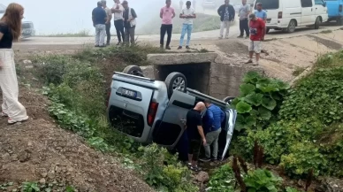 Gümüşhane’de yayla yolunda hafif ticari araç menfeze devrildi: 4 yaralı