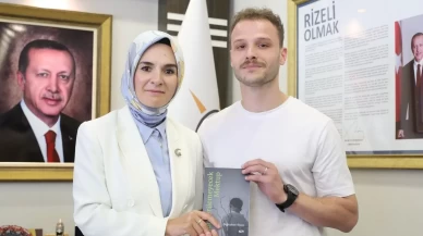 Devlet korumasında yetişen genç, hayat hikayesini yazdığı kitabını Bakan Göktaş'a hediye etti
