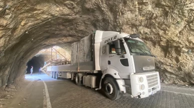 Erzincan'da tır, Tarihi Taş Yolu'nda tünele sıkıştı: Ulaşım kesildi