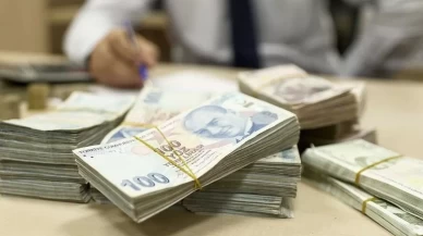 Kamu işçisi zammında detaylar belli oldu2025-2026 Kamu Toplu İş Sözleşmeleri Çerçeve Protokolü'ne göre; Aylık brüt ücretleri 42 bin liranın altında olan işçilerin ücretleri 42 bin liraya yükseltildi, 42 bin lira ve üzerinde olan işçilere ise aylık 1200 lira seyyanen zam verildi. AA AA 02.08.2025 17:24    A- A+ Kamu işçisi zammında detaylar belli oldu Kamuda zam pazarlığı düğümü çözüldü..  600 bin kamu işçisinin zam görüşmelerinde anlaşma sağlandı, HAK-İŞ ve TÜRK-İŞ anlaşmaya imza attı.  Buna göre 2025-2026 Kamu Toplu İş Sözleşmeleri Çerçeve Protokolü'nün detayları da belli oldu.  EN DÜŞÜK MAAŞ 42 BİN LİRAYA YÜKSELTİLDİ  TÜRK-İŞ ve HAK-İŞ temsilcileriyle ayrı ayrı imzalanan protokole göre, toplu iş sözleşmelerinin yürürlük başlangıç tarihinde aylık brüt ücretleri 42 bin liranın altında olan işçilerin aylık brüt ücretleri 42 bin liraya yükseltildi.  1200 LİRA SEYYANEN ZAM  Toplu iş sözleşmelerinin yürürlük başlangıç tarihinde aylık brüt ücretleri 42 bin lira ve üzerinde olan işçilere ise aylık 1200 lira seyyanen zam verildi.  İLK 6 AY YÜZDE 24 ZAM  İşçilerin brüt ücretleri 42 bin lira taban ücrete çekildikten ve taban ücret dışında kalan işçilere ise seyyanen zam yapıldıktan sonra birinci yıl birinci 6 ay için yüzde 24 zam yapıldı.  İKİNCİ 6 AY YÜZDE 11 ZAM  Toplu iş sözleşmelerinin birinci yıl ikinci 6 ayı için aylık brüt ücretlere 1500 lira seyyanen zam uygulandı.  Bu seyyanen zam sonrası işçilerin brüt ücretlerine birinci yıl ikinci 6 ay için yüzde 11 zam verildi.  İşçilerin brüt ücretlerine, ikinci yıl birinci 6 ay için yüzde 10, ikinci yıl ikinci 6 ay için de yüzde 6 zam yapıldı.  2025'in ikinci 6 ayı ve 2026'nın birinci 6 ayında gerçekleşen enflasyon oranlarının, belirlenen ücret zammı oranlarını aşması halinde, aşan kısım, bir sonraki 6 ayın ücret zammı oranına ilave edilecek.  2026'nın ikinci 6 ayında gerçekleşen enflasyonun oranının, belirlenen ücret zammı oranını aşması halinde ise ikinci yıl ikinci 6 ayın son günündeki ücrete, takip eden ayın birinci gününden geçerli olmak üzere eklenecek.   MAKTU ÖDEMELER DE ÜCRET ZAMLARI ORANINDA ARTIRILACAK  Toplu iş sözleşmelerinde ilave tediye dışında işçilere ödenen ikramiye gün sayısı, 60 günden az olan iş yerlerinde 60 günü geçmeyecek şekilde toplu iş sözleşmesinin birinci yılında 20 gün, ikinci yılında ise 60 günü geçmeyecek şekilde 20 gün ikramiye ödemesi yapılacak.  Toplu iş sözleşmelerinde yer alan maktu ödemeler, toplu iş sözleşmelerinin ücret zamları oranında ve ücretin zamlandığı tarih itibarıyla artırılarak ödenecek.  1 Mart 2025 yürürlük başlangıçlı toplu iş sözleşmelerine tabii çalışan işçilere, taban ücret veya seyyanen zam ve birinci yıl birinci 6 ay ücret zammı yapıldıktan sonra oluşan ücretlere önceki dönem enflasyon farkından kaynaklı yüzde 3,68 oranında zam yapılacak.  1 Şubat, 1 Nisan ve 1 Mayıs 2025 yürürlük başlangıçlı toplu iş sözleşmelerinde de yukarıdaki usule uygun olarak enflasyon farkı oransal olarak hesaplanarak aynı usul ve esaslarla zam yapılacak. Bu zam maktu ödemelere de aynen uygulanacak.  Protokolün ekindeki listede belirlenen kurumlarda çalışan işçilere yüzde 7 oranında, diğer kurumlarda çalışan işçilere ise yüzde 3 oranında ilave prim verilecek. Bu prim tüm işçilerin aldığı prim esas alınarak mevcudun üstüne eklenecek.  Toplu iş sözleşmelerinin yürürlük başlangıç tarihi ile imza tarihi arasında oluşacak ücret ve diğer tüm ödemelere ilişkin farklar, kurumların bütçe imkanları göz önüne alınarak geciktirilmeden ödenecek.