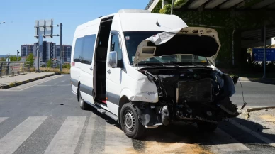 Yolcu minibüsü ile hafif ticari araç çarpıştı: 10 yaralı