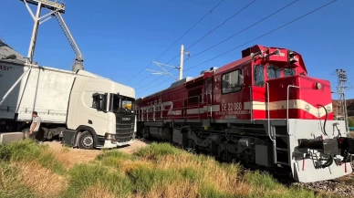 Kırıkkale'de hemzemin geçitte yük treni tıra çarptı
