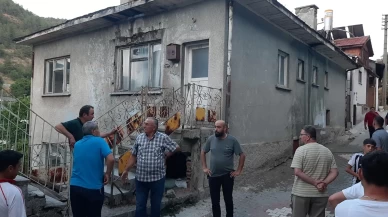 Bolu’da 3 katlı evin çatı katında çıkan yangın söndürüldü