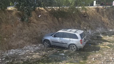 Çocukların el frenini indirdiği otomobil dereye uçtu