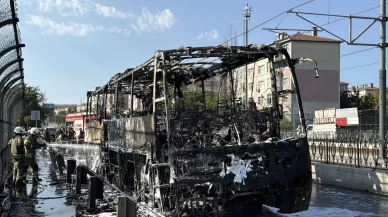 Esenler'de korku dolu anlar! Servis minibüsü alev alev yandı