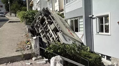 Park edildikten sonra hareket etti, apartmanın bahçesine uçtu