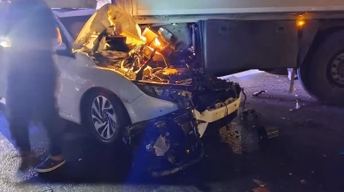 Otomobil, park halindeki tırın altına girdi: 3 ağır yaralı