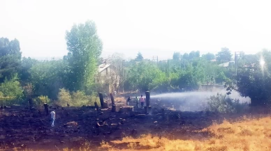 Tarihi mezarlıktaki yangın korkuttu