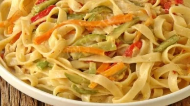 Çocuklara sebze yedirmenin en lezzetli yolu! Renkli makarna tarifleri