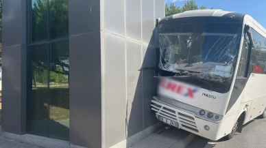İşçi servisi direğe çarptı: 16 yaralı