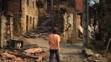 Alevler binaları yıktı, halk ve askerler enkaz kaldırıyor