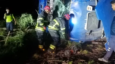 Adana'da feci kaza: Devrilen kamyonun şoförü hayatını kaybetti