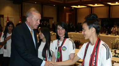 Cumhurbaşkanı Erdoğan, Yüksekovaspor Kadın Futbol Takımı'nı kabul etti