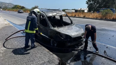 Alanya'da seyir halindeki taksi alev aldı