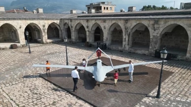 Görünümüyle mest eden yarım ton ağırlığındaki ahşap Bayraktar TB2 maketini 30 günde yaptılar