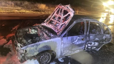 Kırıkkale'de seyir halindeki araç alev alev yandı: 2 yaralı