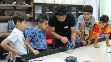 Genç zihinler tatillerini ekranlardan uzakta, teknoloji öğrenerek geçirdiler