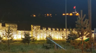 Tarihi Ardahan Kalesi ışıklandırıldı