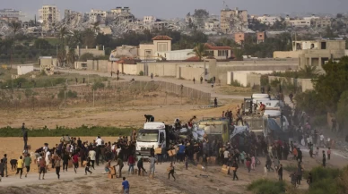 İsrail destekli çeteler bir kez daha Gazze’ye yardım getiren tırları yağmaladı