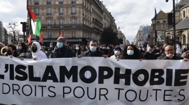 Fransa'da İslamofobik çıkartmalar yapıştıran kişiye 6 ay tecilli hapis cezası verildi