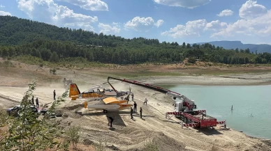 Burdur'da kaza kırıma uğrayan uçak gölden çıkarıldı