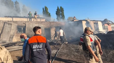 Kars'ta çıkan yangında 4 ev, 2 samanlık ve 1 ahır kullanılamaz hale geldi