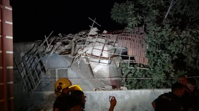 Malatya'da hasarlı bir evin çatısı çöktü