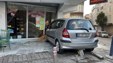 Fren yerine gaza bastı, önce yayaya ardından büfeye çarptı: 1 yaralı