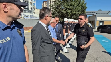 Yeni Emniyet Müdürü, kendisini karşılayan şehit babasının elini öptü