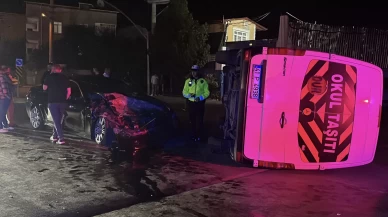 Otomobil ile çarpışan servis minibüsü devrildi: 1 yaralı