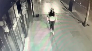 Otomobil mağazaya çarptı; kazadan saniyelerle kurtuldu