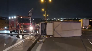 Tuzla’da aydınlatma direğine çarpan kamyonet devrildi: 2 yaralı
