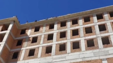 Maaşlarını alamayan işçiler binanın tepesine çıktı