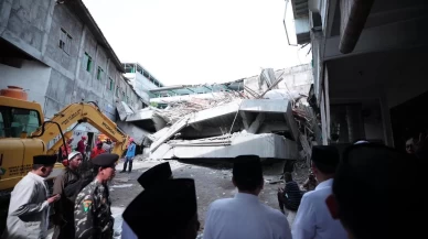 Endonezya'da okul binası çöktü!