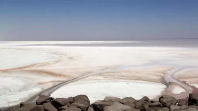 Kuraklıkla boğuşan İran'daki Urumiye Gölü tamamen kurudu