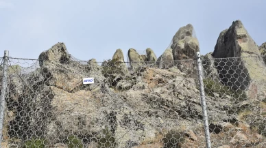Afyonkarahisar'da kayaların yerleşim bölgesine düşmesi çelik ağlarla engellendi