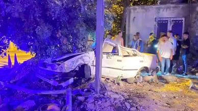 Otomobil reklam panosu direğine çarptı: 1 ölü