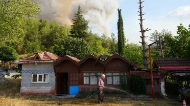 Elinde hortumla otları ıslatarak evini yangından korumaya çalıştı