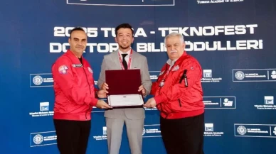 BARÜ'lü akademisyen ödülünü Bakan Kacır'dan aldı