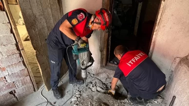 Atık su borusuna sıkışan yavru köpekler kurtarıldı