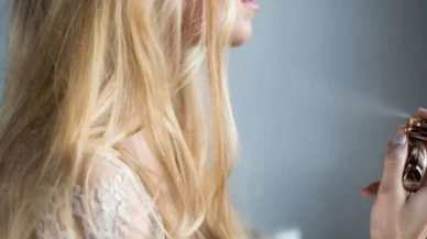 Saçınızda kalıcı koku istiyorsanız dikkat! Parfüm sıkmak zararlı mı?