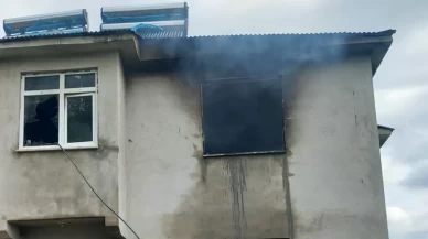 Perdenin tutuşmasıyla ev yandı