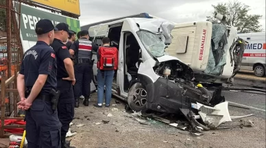 Minibüs ile kamyon çarpıştı: 3 ölü, 9 yaralı