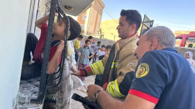 Cizre'de görünmez kaza: Kafası demir korkuluğa sıkışan çocuk itfaiye tarafından kurtarıldı