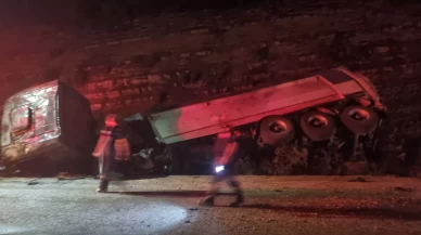 Adana'da kamyon şarampole devrildi: 1 ölü, 1 yaralı