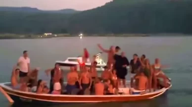 Hayranları tekneden, Mustafa Sandal kıyıdan şarkıya eşlik etti