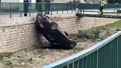 Otomobil kanala uçtu! Kaza anı kamerada